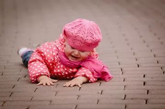 三岁女童手指被压断后续,小孩手指被夹伤需要多久才能恢复