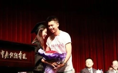 娱乐圈夫妻低调恩爱,李小萌与王雷吻戏视频