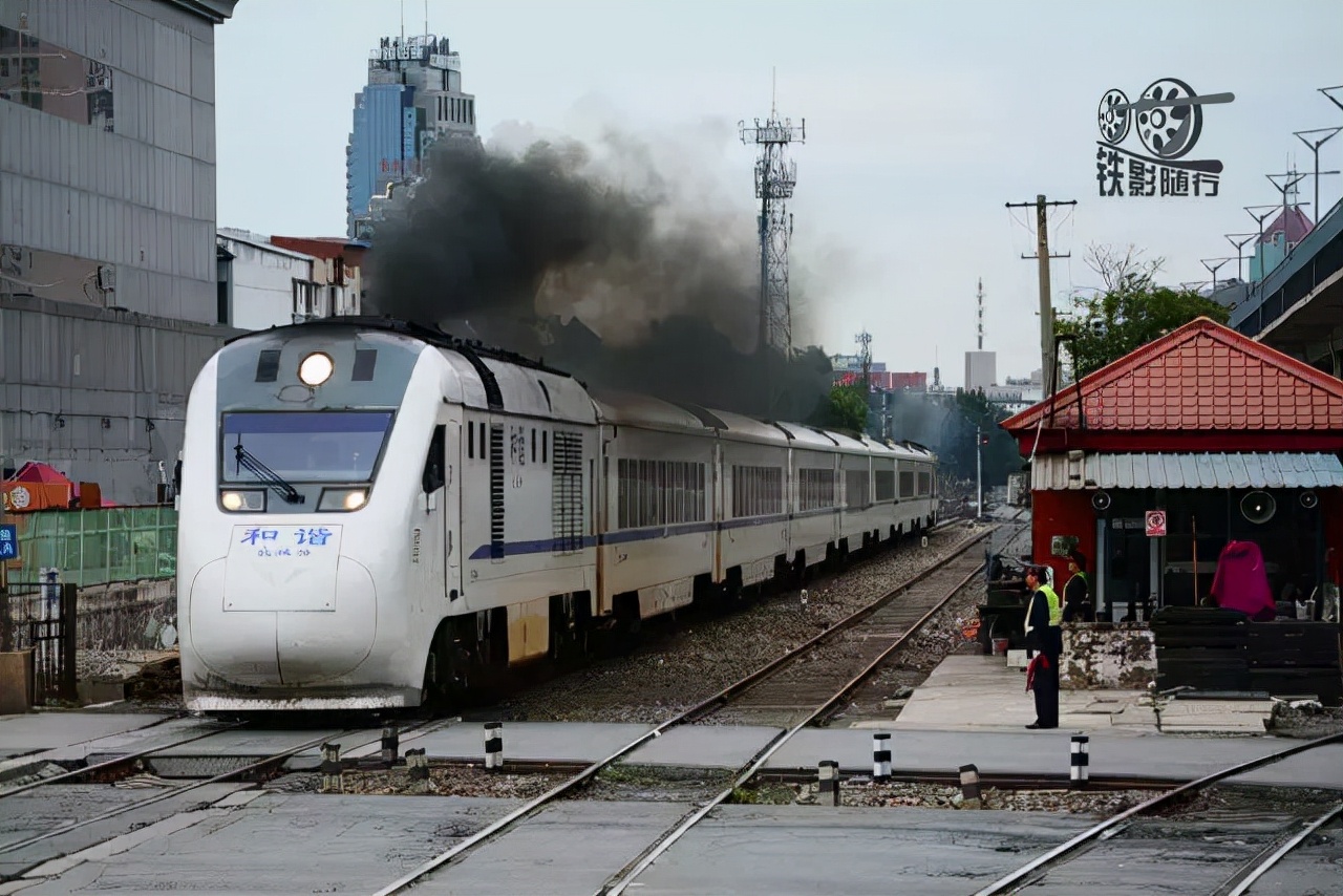 火车来了行人车辆请注意安全,行人车辆请注意火车就要来了