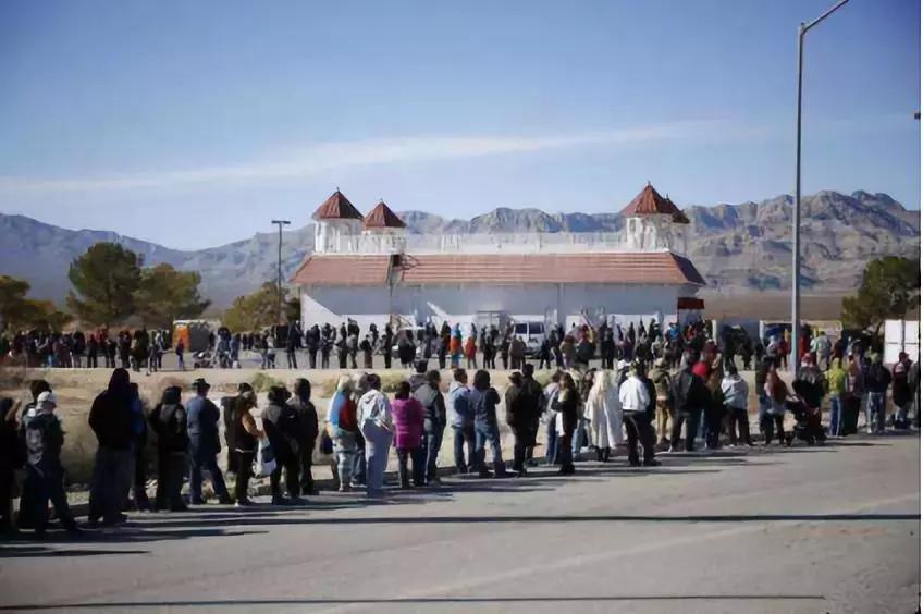 25亿奖金没人领，半年损失326亿！全国最大“连锁店”，卖不动了