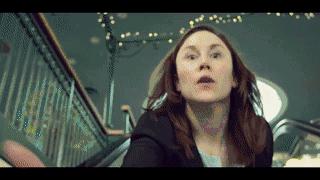 孩子坐扶梯脚被夹,儿童脚趾被卷进扶梯