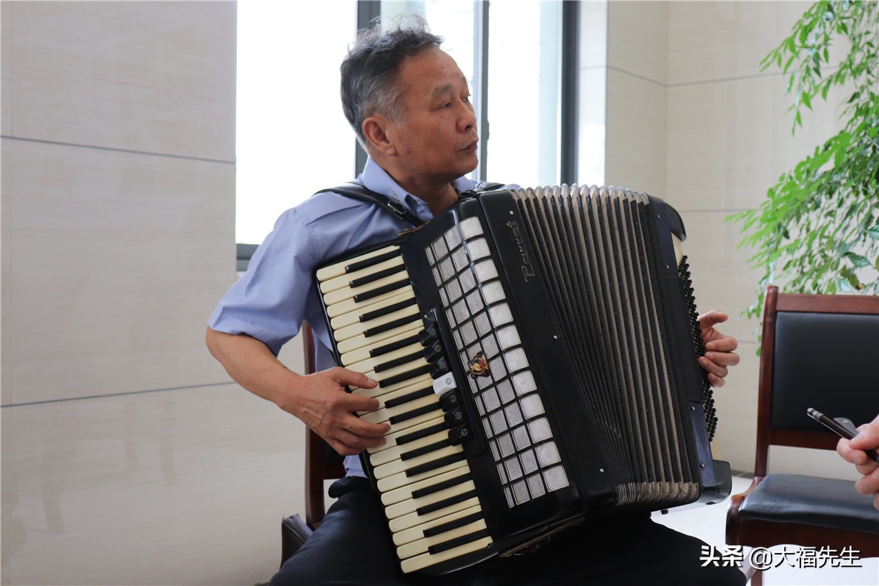 钢铁年代战友重逢,钢铁情怀