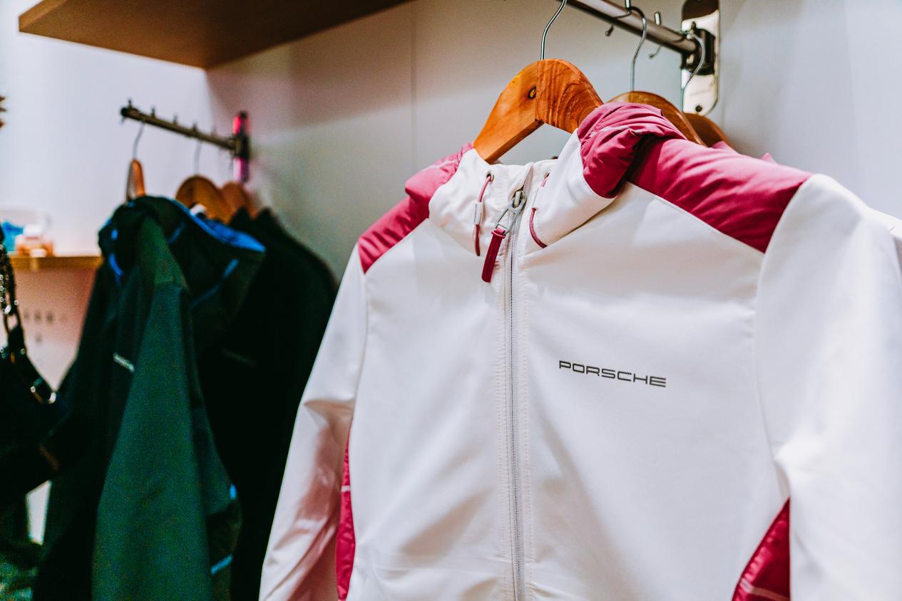 taycanturbos冰莓粉,买不起taycan的比亚迪