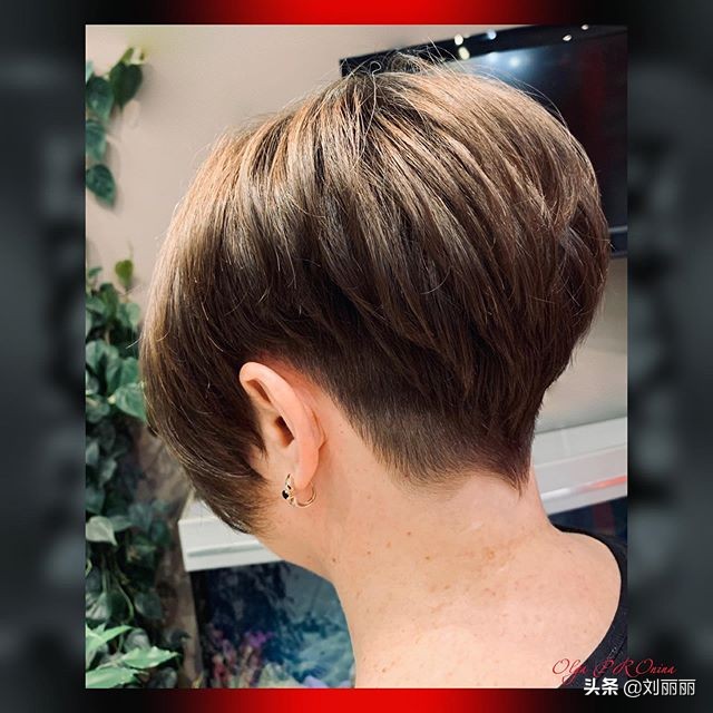 70岁白发阿姨换款发型堪比整容,70岁白发阿姨换款发型