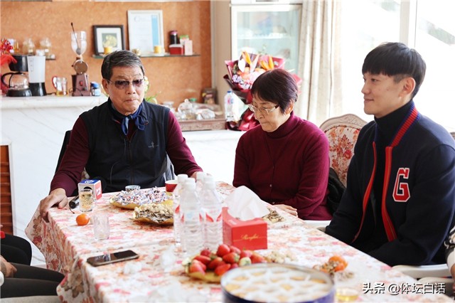 51岁范志毅为恩师庆生,4岁美国籍女儿颜值高,为师公切蛋糕