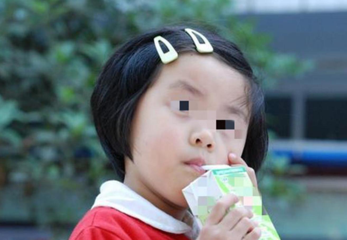 “能让我尝一口吗？”7岁姐姐哀求弟弟，网友感慨：怎么当妈的？