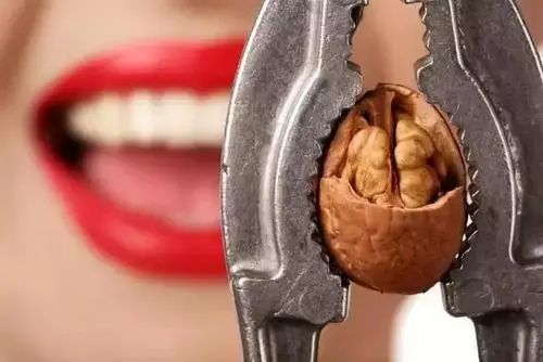 牙齿有裂纹出现是因为什么原因,牙齿有细微裂纹是什么原因