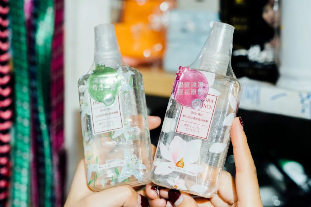 活着的两元店,2块钱能买啥?