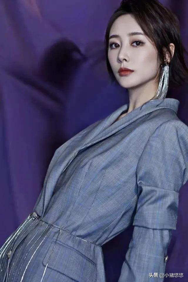 李纯粉色西装搭配图片,李纯穿粉红色西装