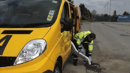 英国发明的道路修补液，绝对是修路神器