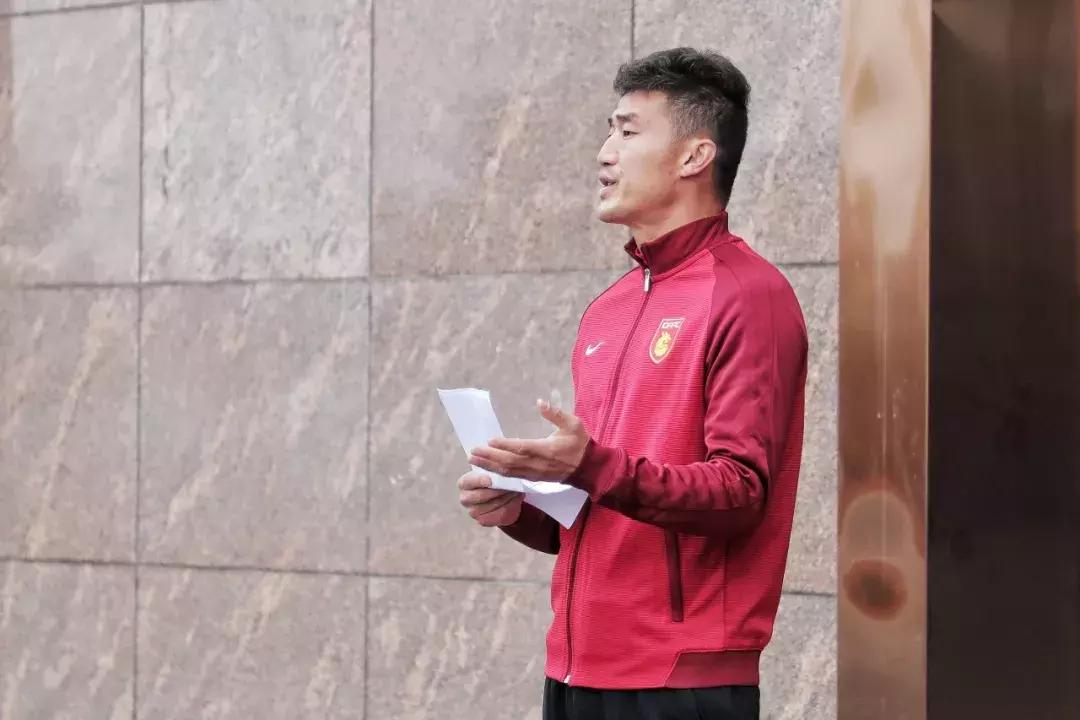 只5天时间就练出了感情——河北华夏梯队队员搂着教官依依不舍