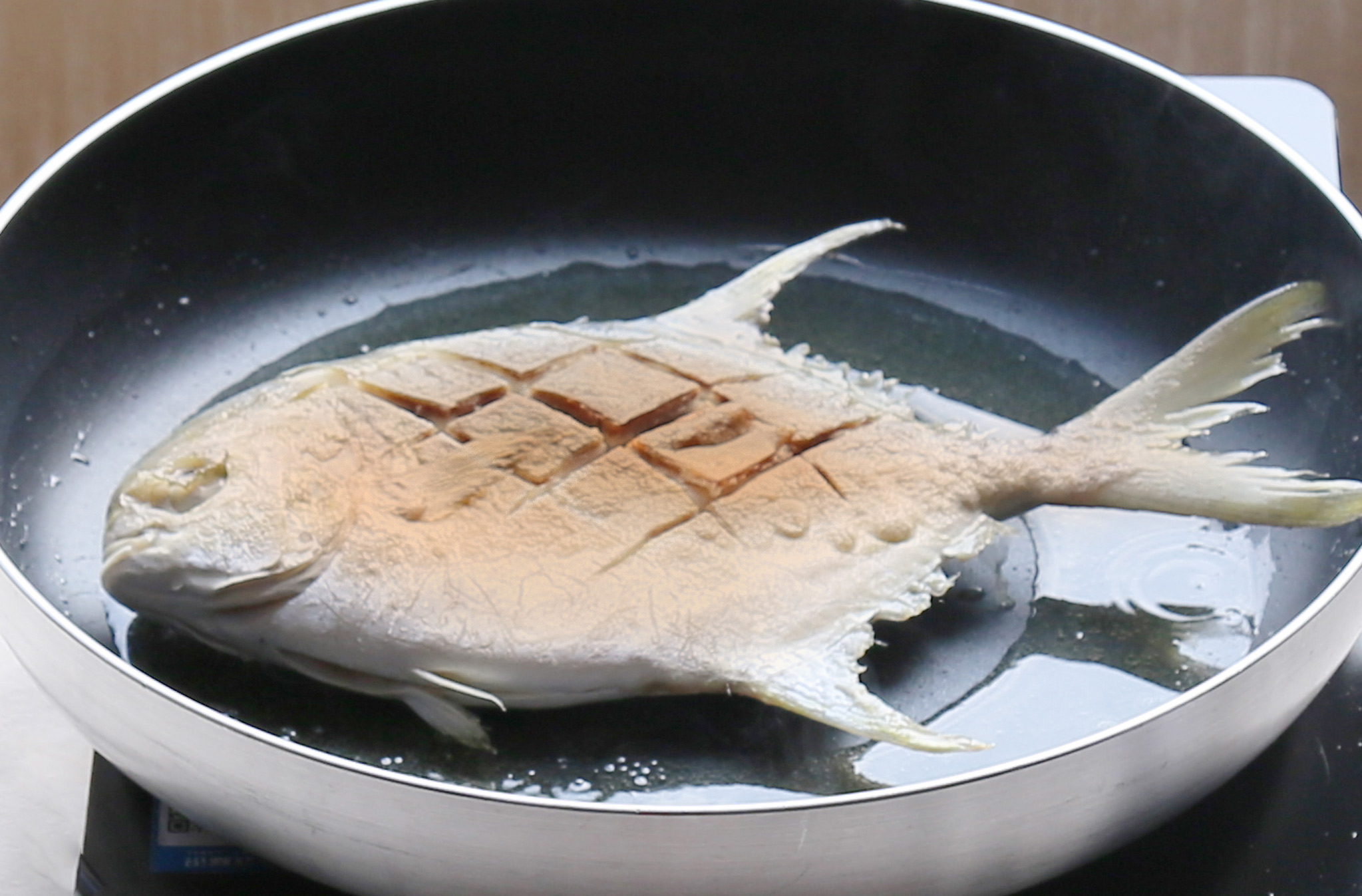 鱼粘锅怎么解决？具体问题具体分析，看这3大做法下的解决方法吧