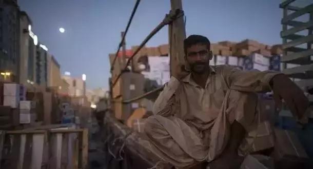 迪拜捡垃圾致富是真的吗,迪拜捡垃圾月入百万