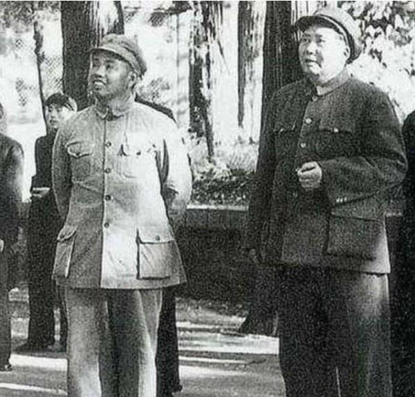 *世友许**嗜酒如命，和毛主席“约法三章”，被周总理喝得滑到桌子下