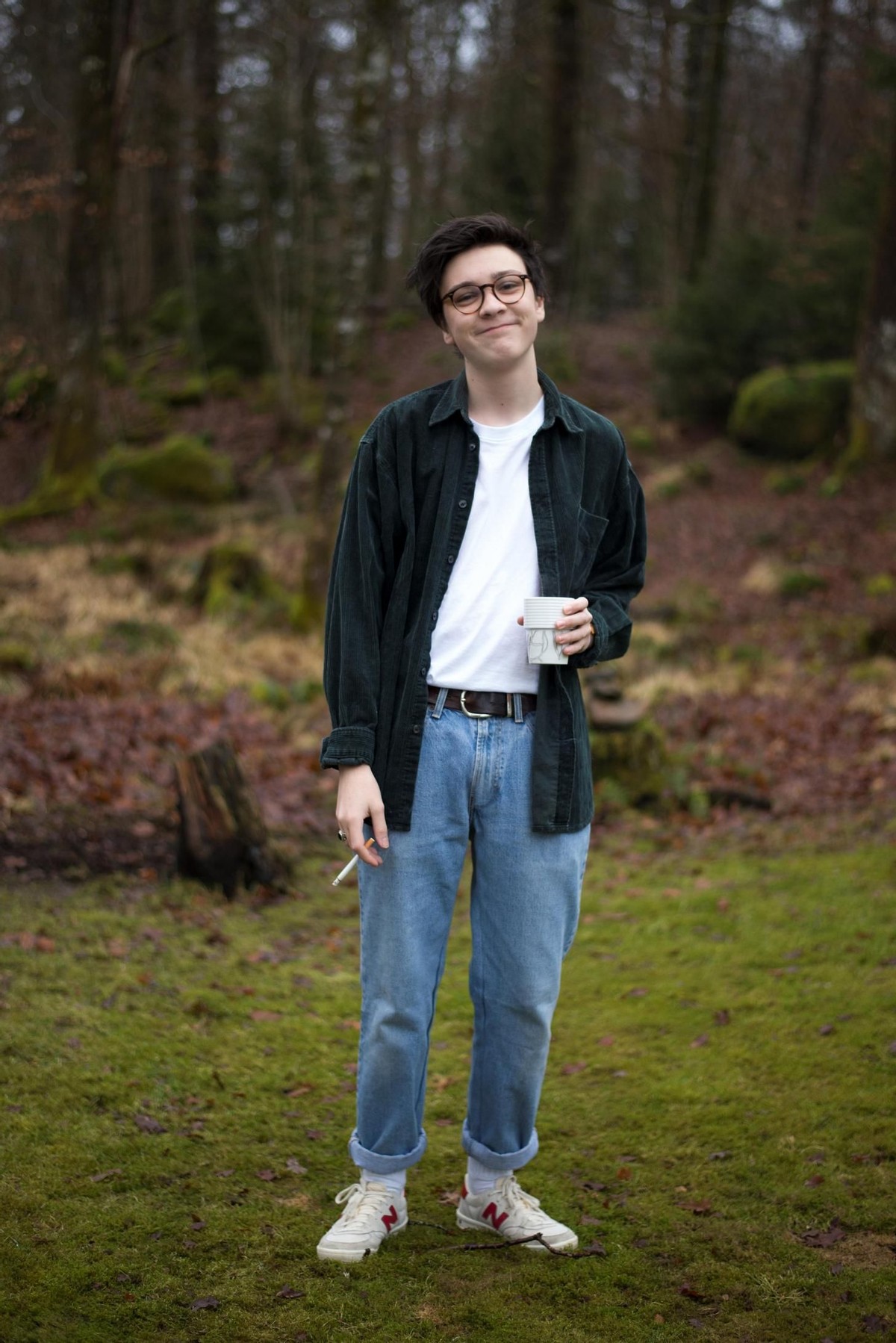 夹克配修身或者直筒牛仔裤,黑色夹克外套搭配深灰色牛仔裤