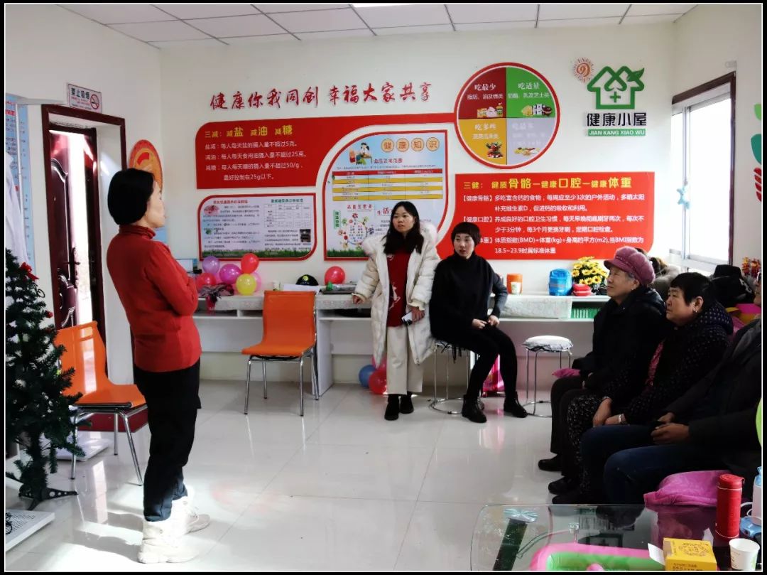 为社区留守儿童辅导功课,心系留守儿童关爱他们成长