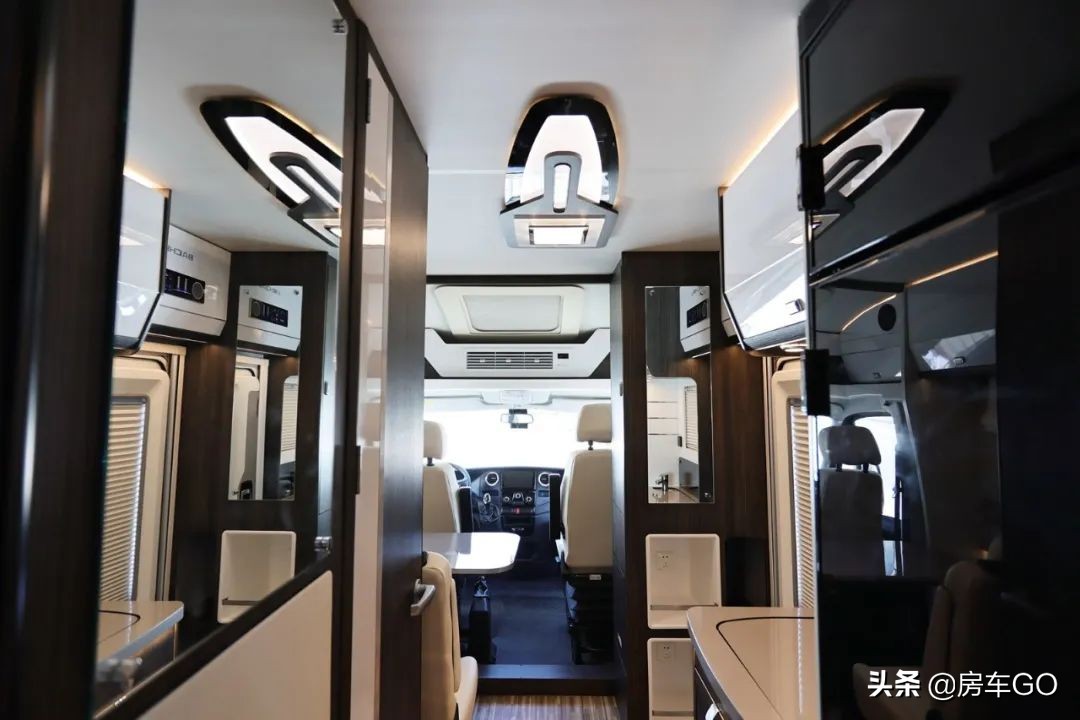 这台房车有5种充电方式，车内电器语音控制，卫生间也是干湿分离