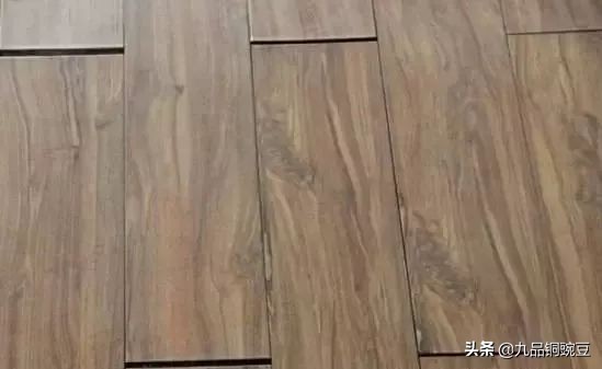 发泡胶打在地板下面地板起鼓,地板上面铺的木地板鼓了怎么处理