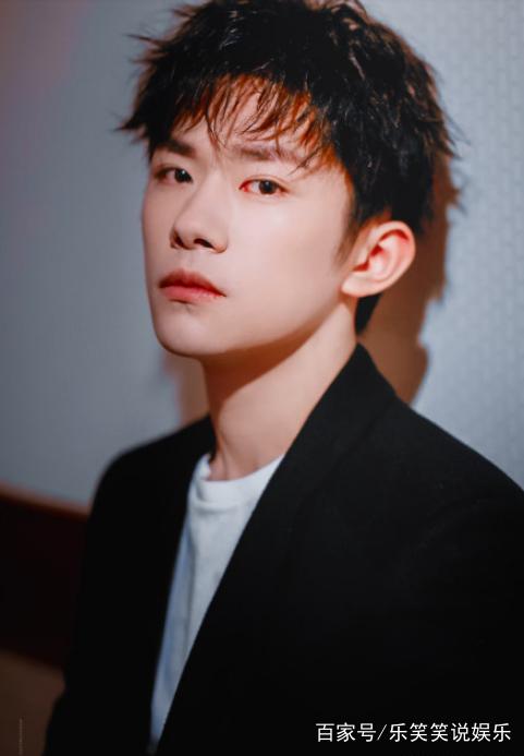 涂上自己喜欢的口红,涂上像自己本身唇色的口红