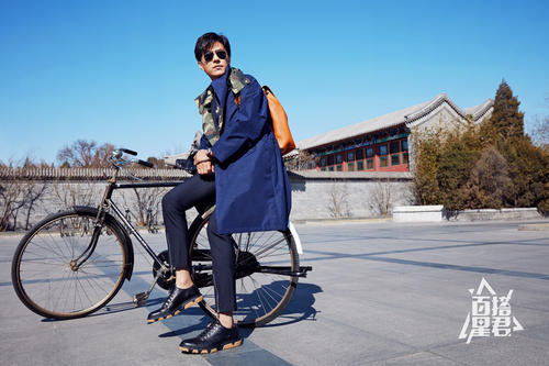 他曾是“职场男神”，娶“北电才女”李佳，今一家四口其乐融融