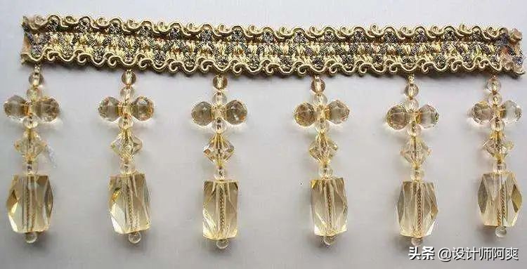 瞧瞧，这才叫窗帘，你家那只是挂了块布