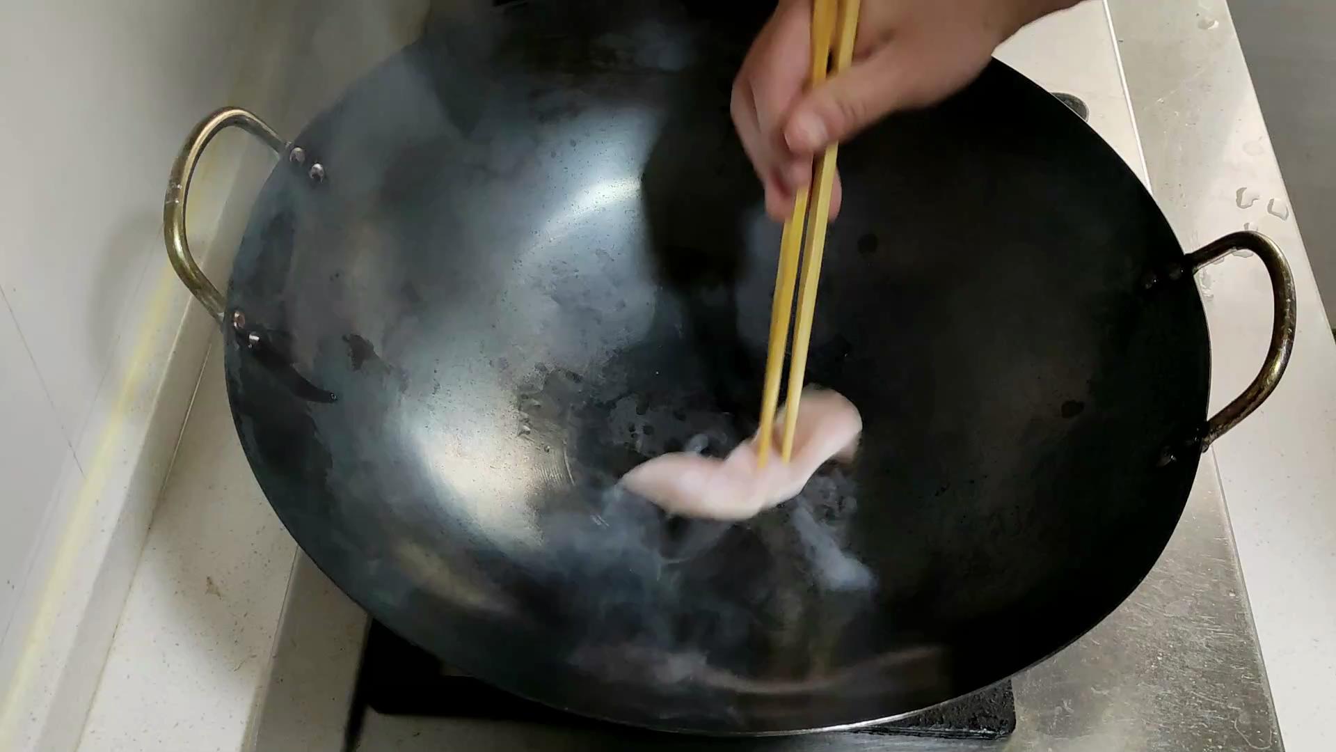 新铁锅千万别直接烧,等于吃掉了涂层,大厨正确开锅不生锈不粘锅