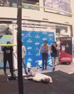 广场舞大妈抢占场地搞笑视频,广场舞大妈抢篮球场惹众怒