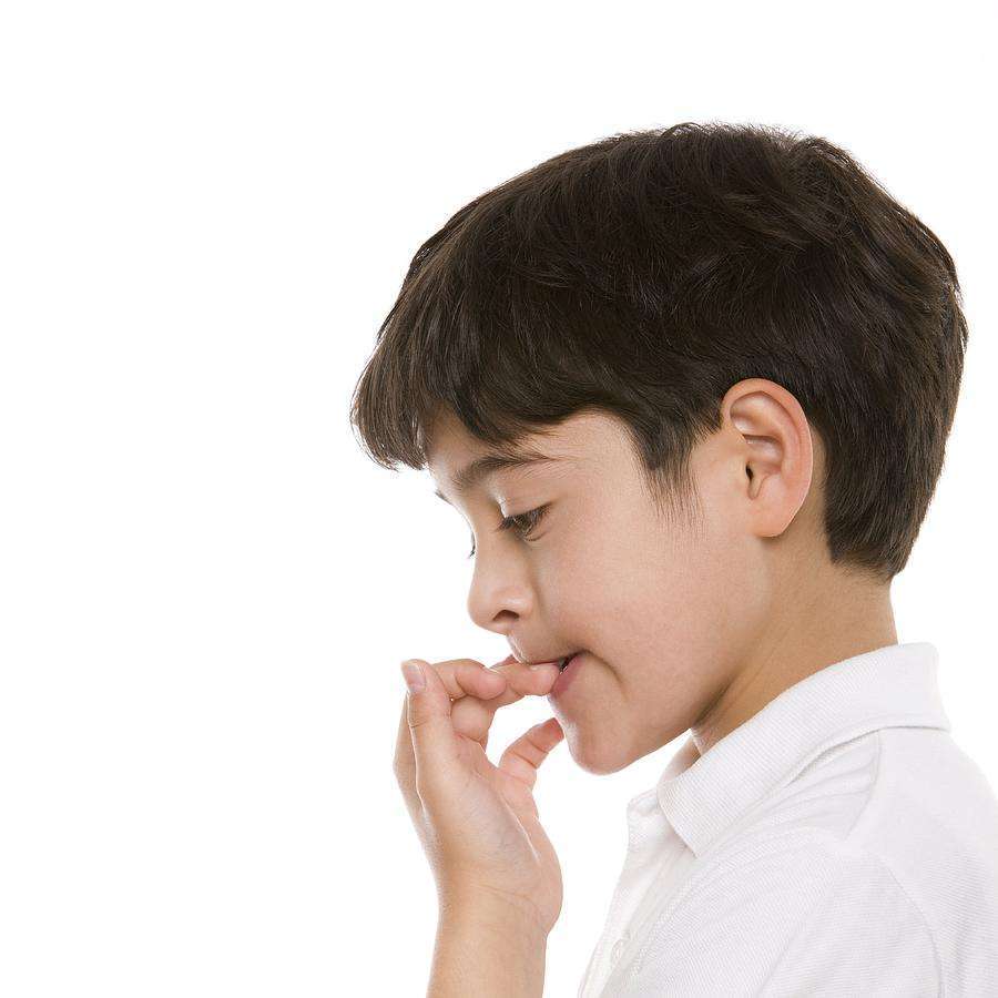 孩子从小咬指甲长大后怎么办,孩子咬手指甲咬出血怎么治疗