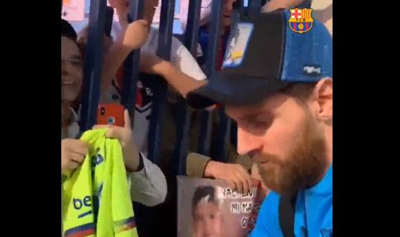 梅西为球迷签名球迷激动哭了,梅西球迷拿到签名