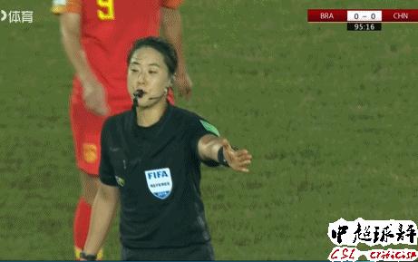 足协杯和孙雯一起颁奖的女的是谁,高洪波孙雯给武汉三镇颁奖视频