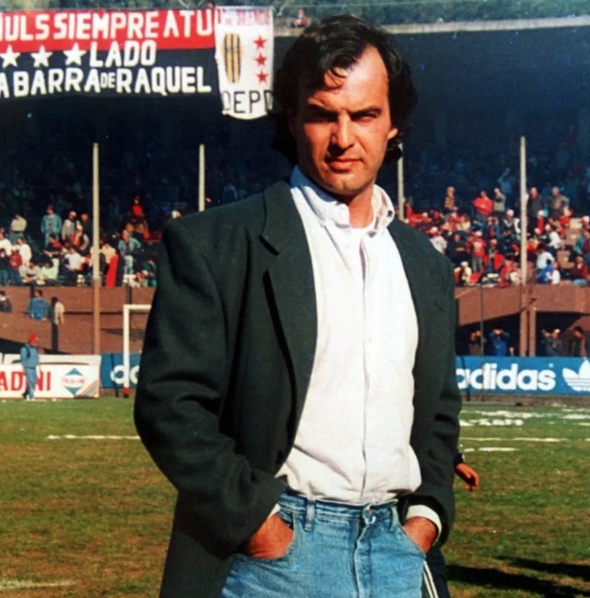 疯子贝尔萨简历,贝尔萨痴迷足球视频