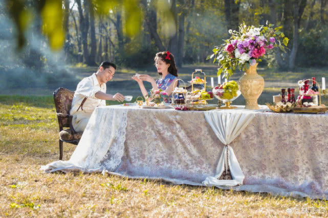 林志玲与老公合体年历照曝光,林志玲akira甜蜜对视超级甜