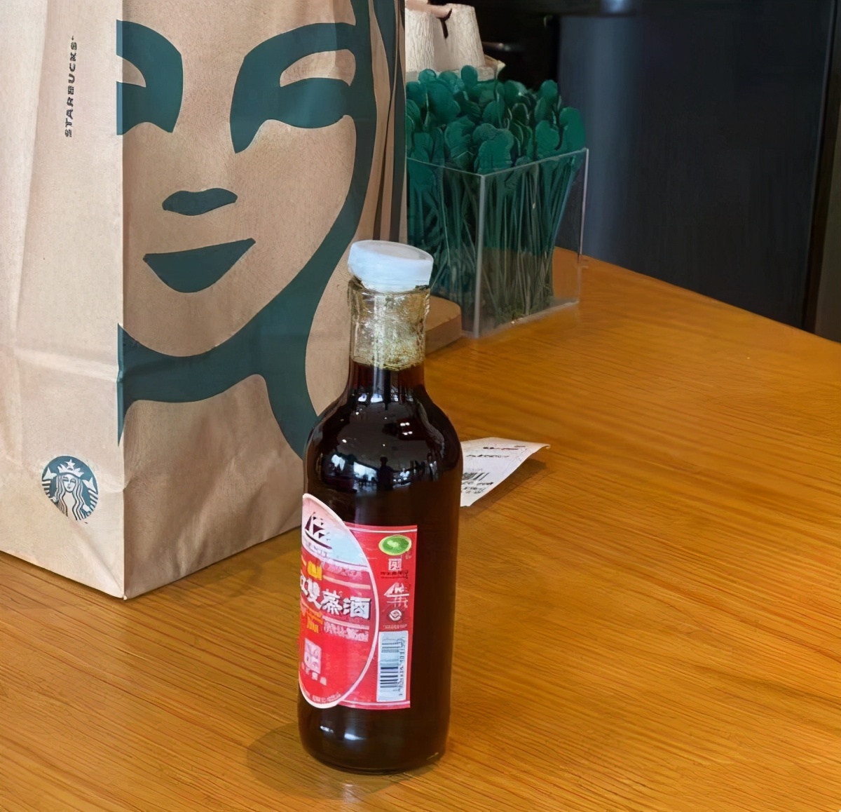 星巴克自带杯子免费喝咖啡，场面犹如开了一场杯子大赏