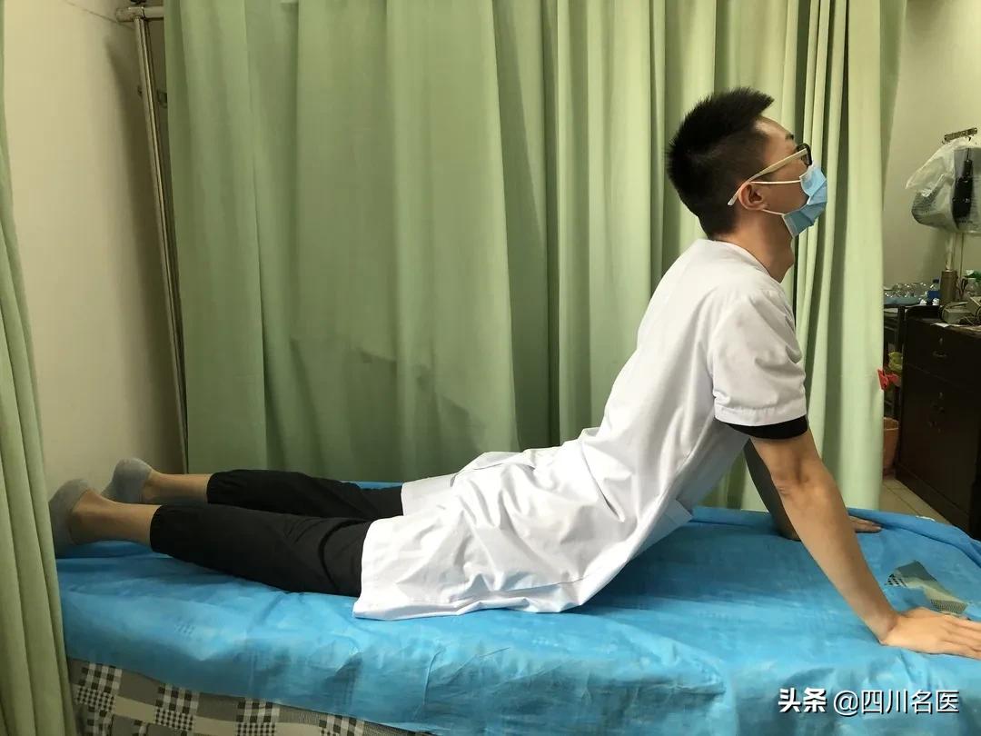 别再趴着睡觉了!22岁小伙一觉醒来“手残”了!医生:最好的睡姿是它