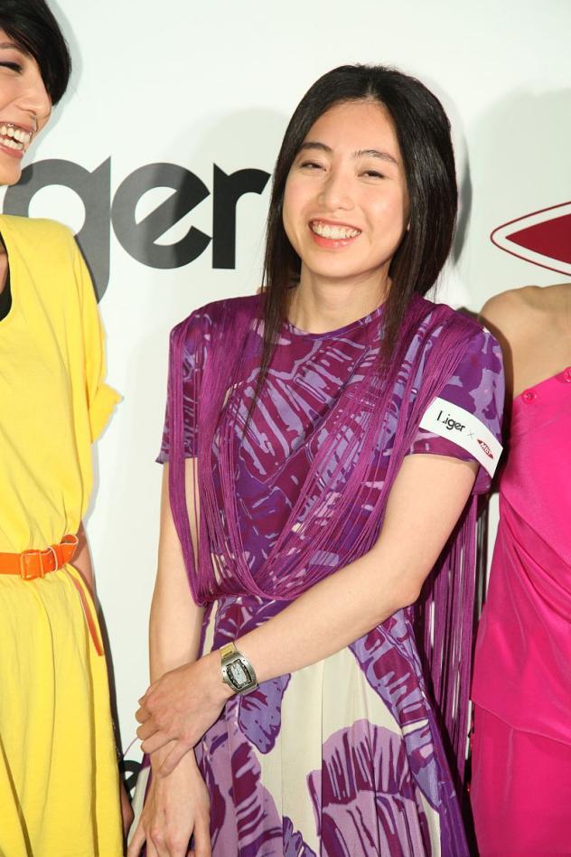 甘比穿金色印花连衣裙裸妆亮相,40岁甘比穿搭