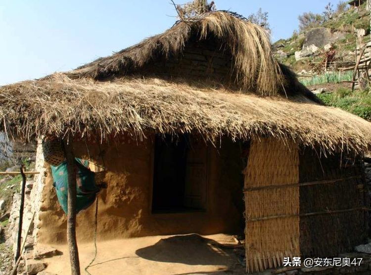 尼泊尔“月经小屋”，女孩生理期用牛粪？印度陋习让人愤慨