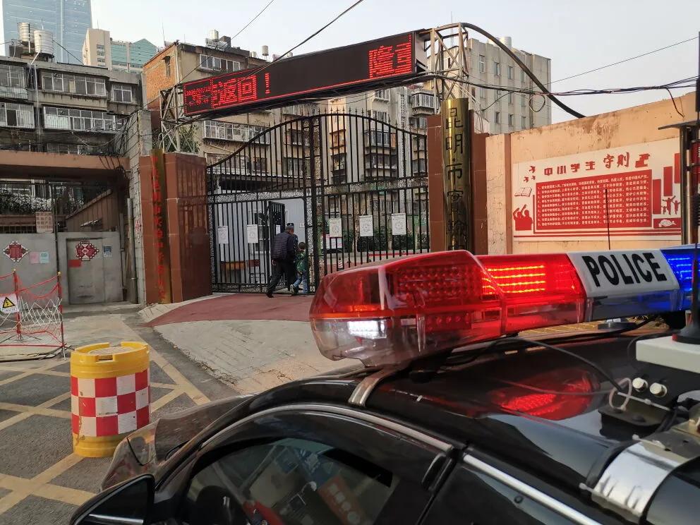 开学在即交警全力以赴护航上学路,治庸便民安全教育