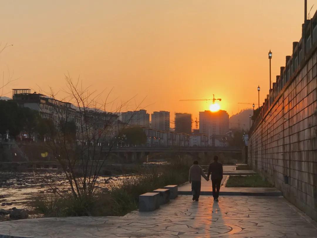 辞去年薪百万的工作回到农村,年轻人辞职去农村租房