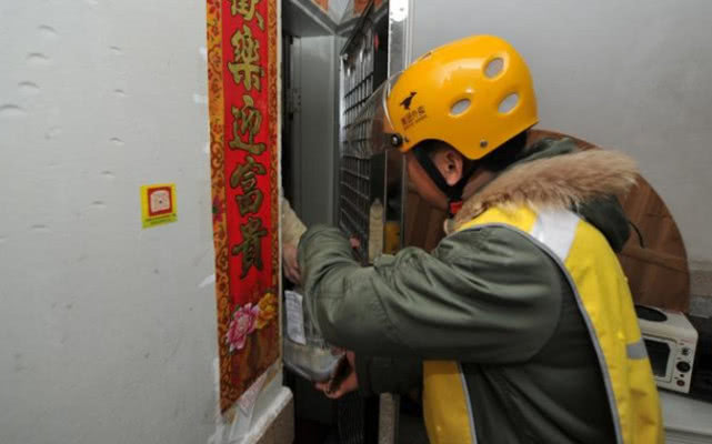 顾客让外卖小哥代买,送餐小哥帮忙买烟
