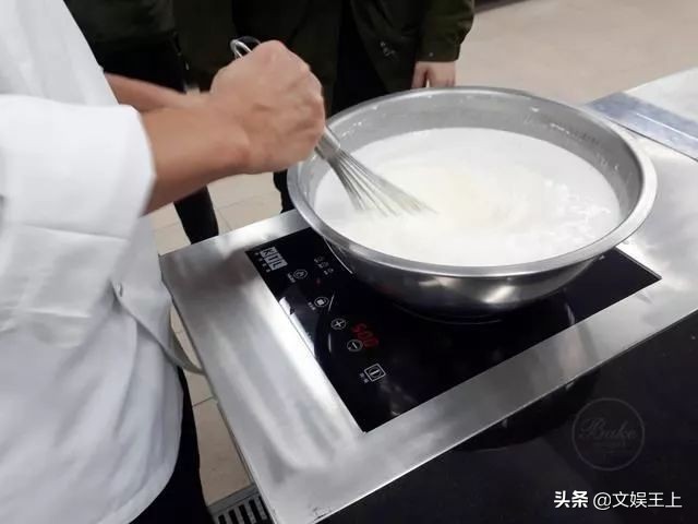 不用出门自己在家做蛋糕,不能出门就自己做了一个蛋糕