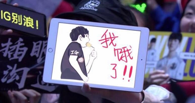 吃个玉米都能上热搜，王思聪热狗CP头像，网友：冯提莫同款玉米