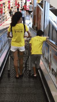 我在学校超市买了一包南京煊赫门收了我19块,我该怎么举报