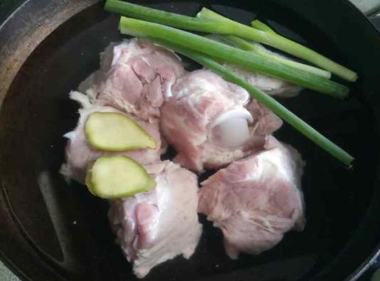 家常炖猪骨头怎么做肉嫩,炖猪骨头怎样煮才又香又烂好吃