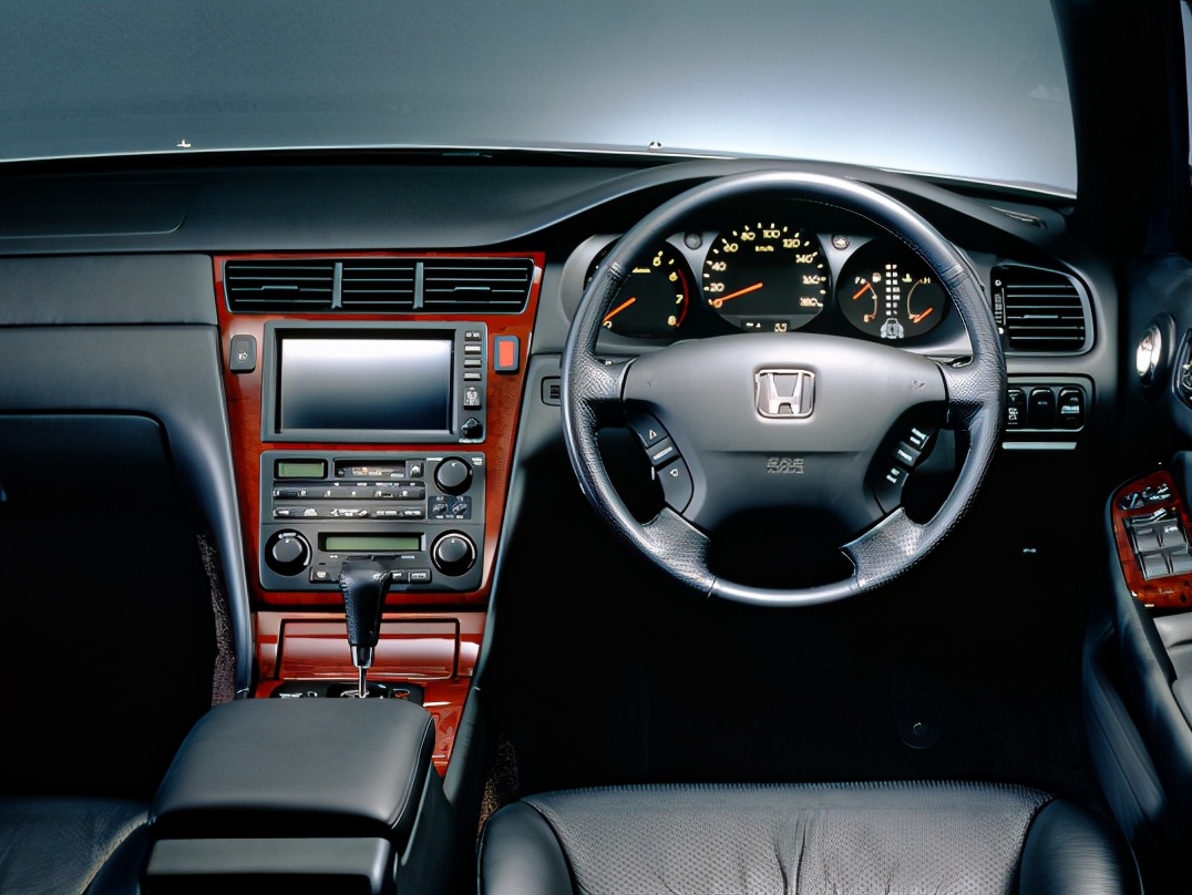 没落的日系三大旗舰车，本田里程、丰田皇冠、日产风雅你都认识吗