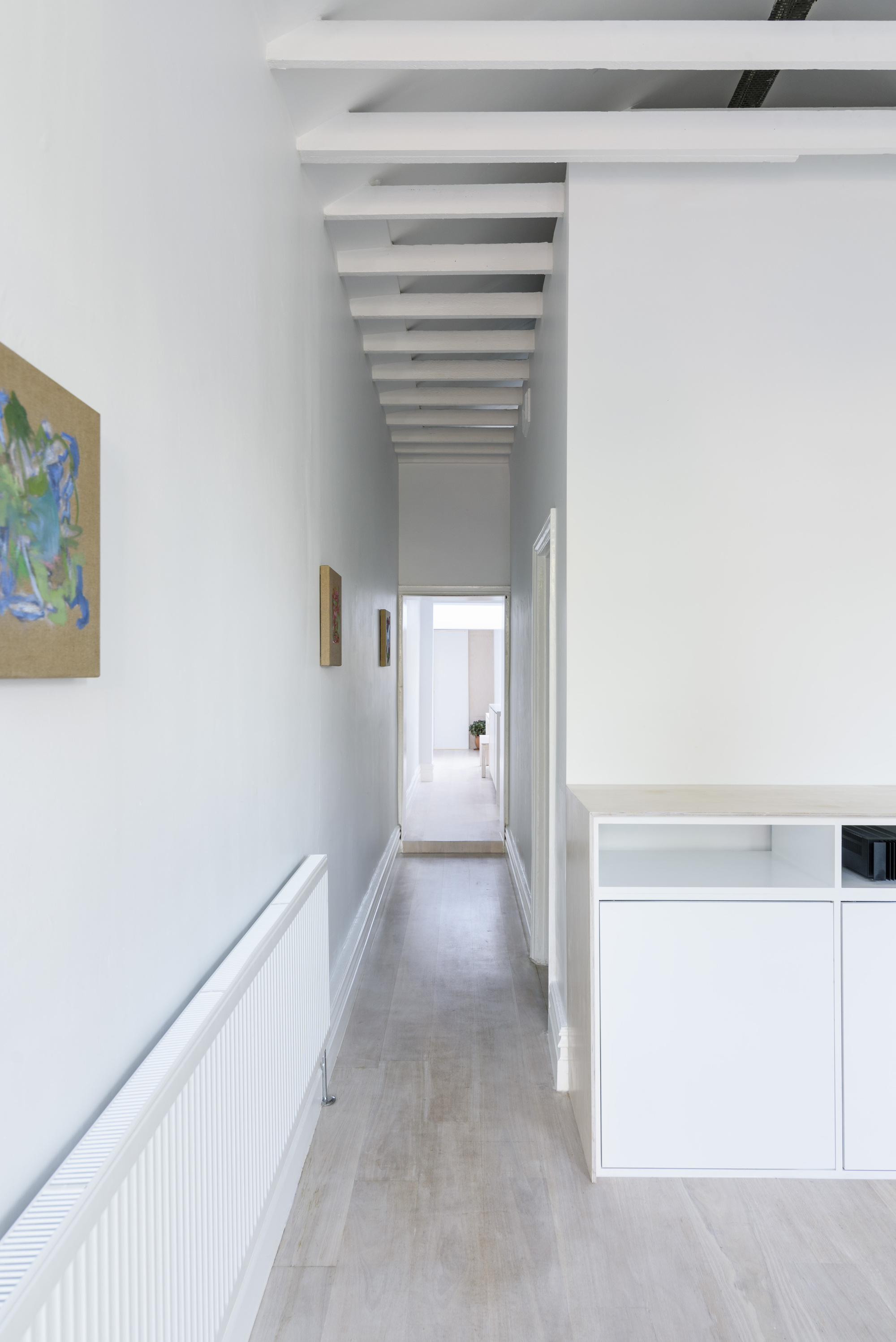 直线式灯光流转的英伦式小屋