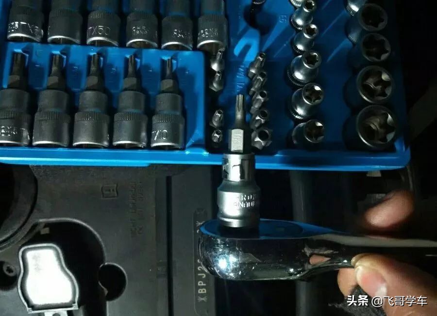 2011款2.0t奥迪a6l,最新款奥迪a6l更换火花塞教程