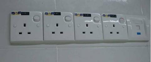 开关盒中间有缝隙怎么处理,两个开关中间缝隙怎么处理