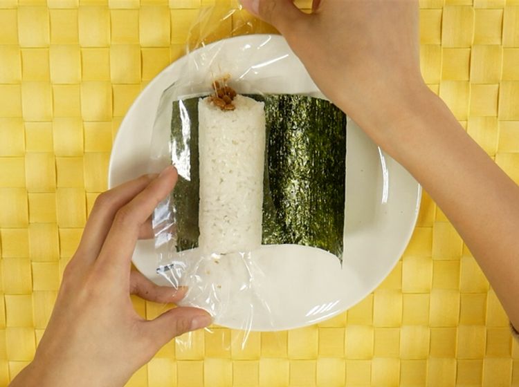 便利店的饭团怎么完整的取下来,便利店的那种饭团包装怎么打开