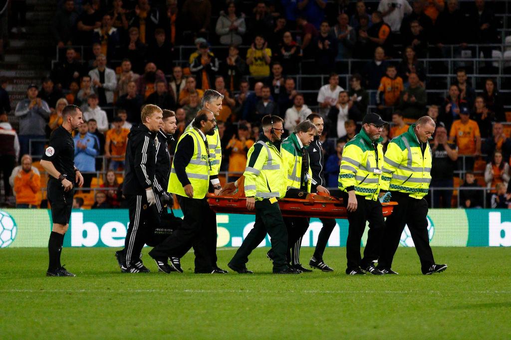 法球员因赛事争执被对方一口咬住*体下**,网友戏谑:爱情来得太突然