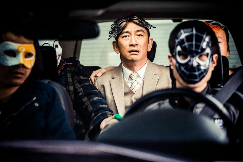 暑期档热片《站住！小偷》频现蒙面侠，网友猜剧情欢乐不停